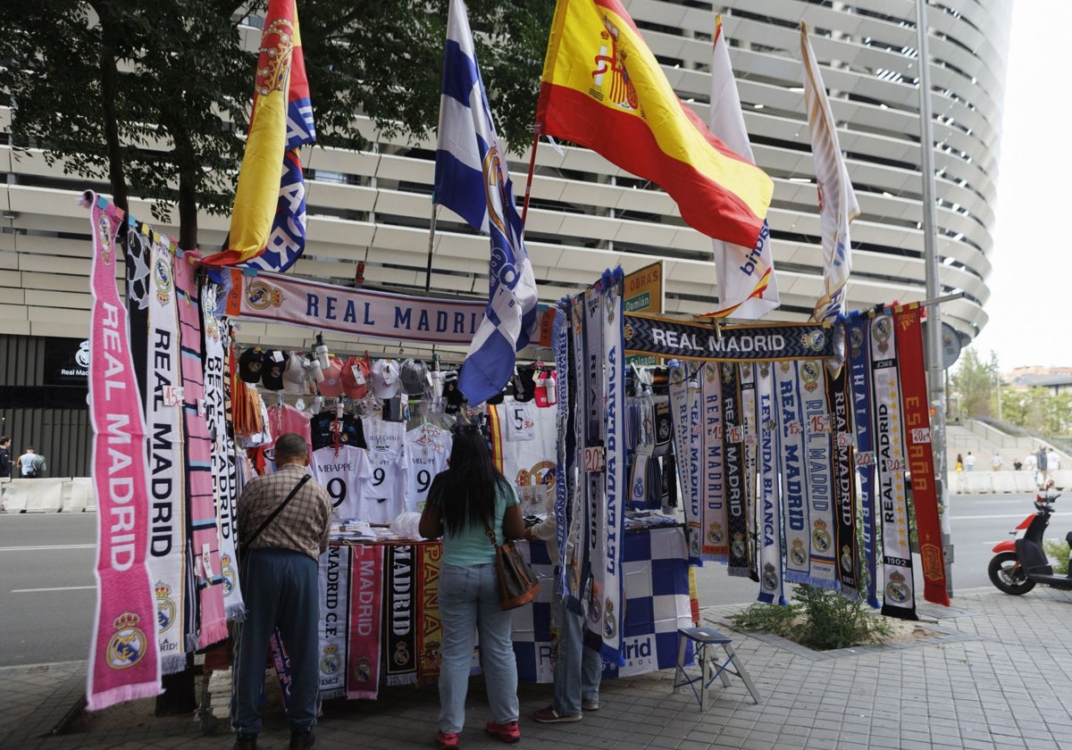 Puestos de 'merchandising' en los alrededores del estadio Santiago Bernabéu