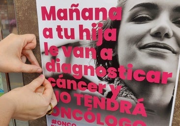 Familiares y pacientes «empapelan» Ponferrada para que los pacientes con cáncer del Bierzo tengan una «atención digna»