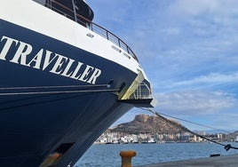 El puerto de Alicante recibe por primera vez la visita del lujoso World Traveller, con tan sólo 200 cruceristas