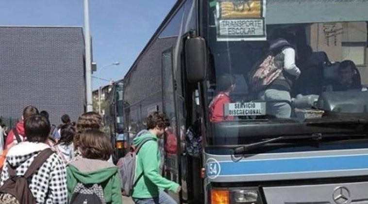 Educación incorpora dos autobuses escolares más para el  transporte directo y sin doblar rutas en la Sierra de San Vicente