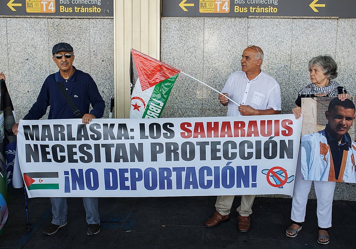 Varias personas protestan en el aeropuerto de Barajas por los saharauis retenidos