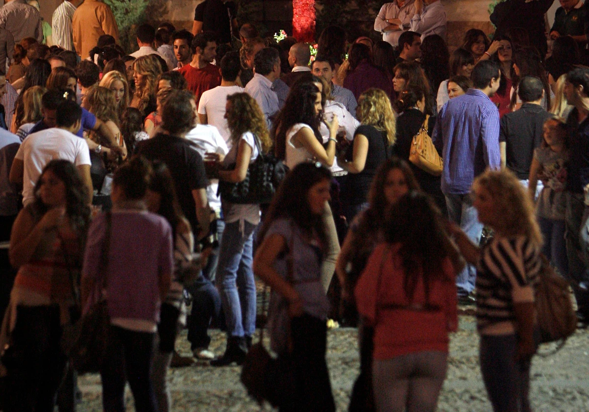 Jóvenes en Santa Marina durante una celebración reciente de las Cruces