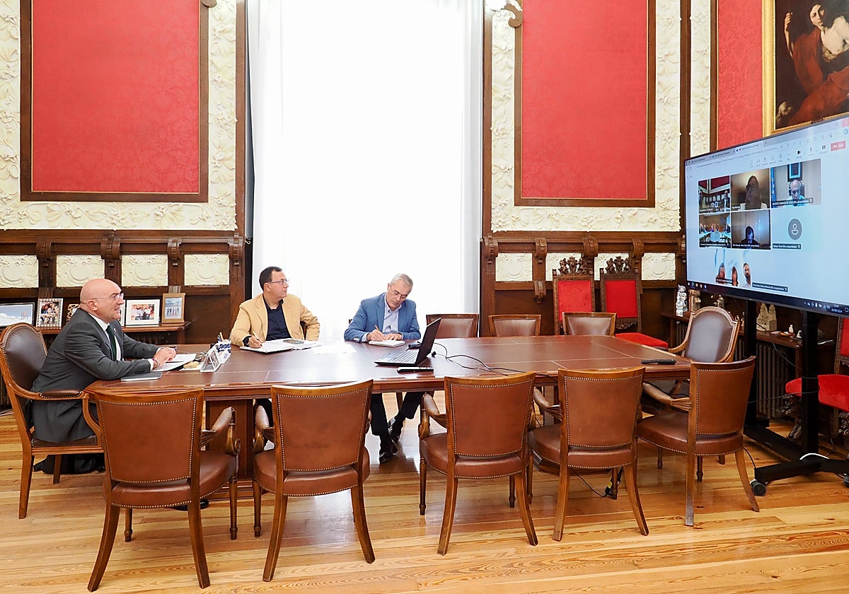 El alcalde de Valladolid, Jesús Julio Carnero, participa en una reunión online con representantes de Bimbo España y de la Junta