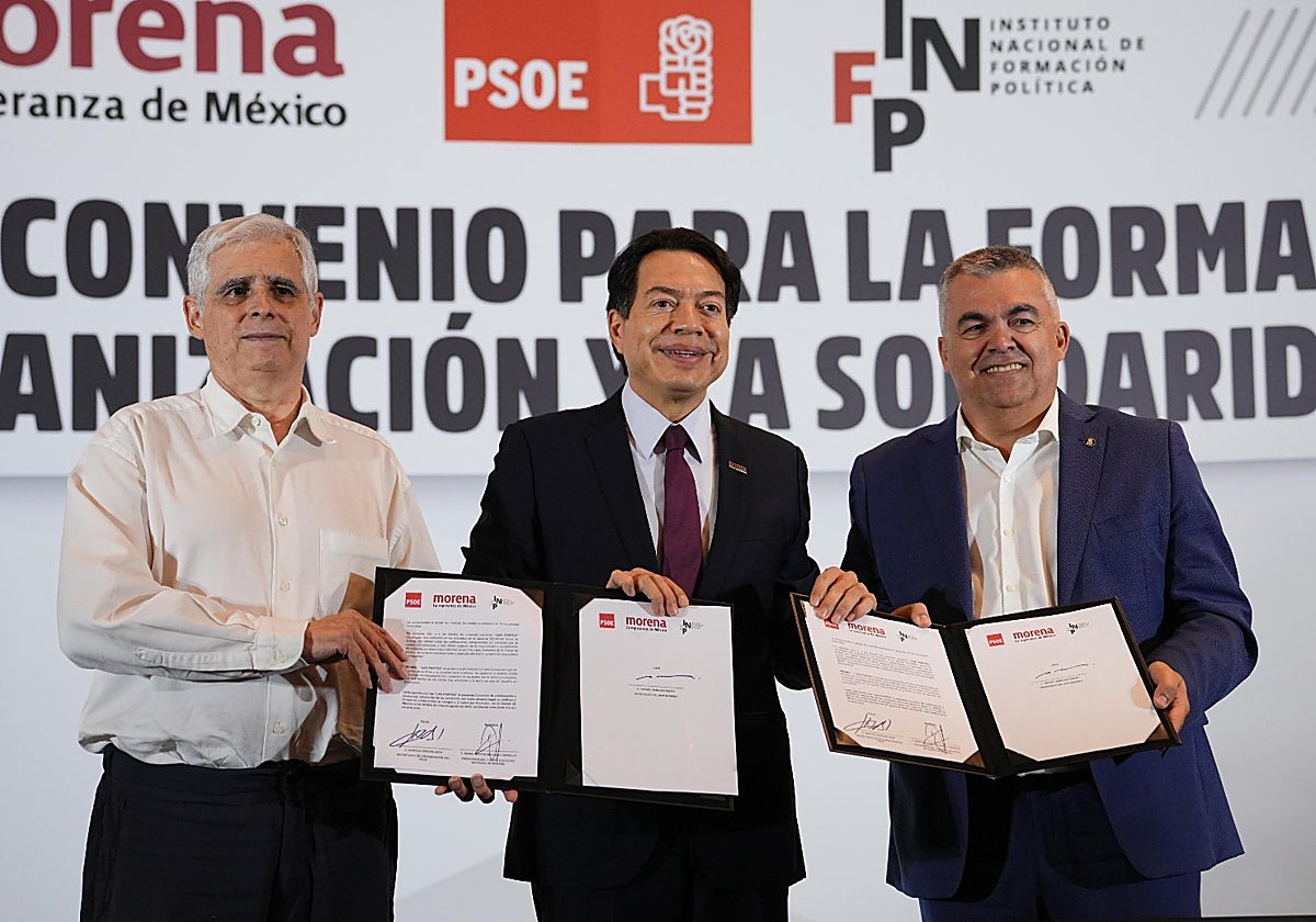 Santos Cerdán (d), en la firma del convenio de colaboración