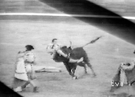 Imagen secundaria 1 - Paquirri durante una faena y con el traje de luces; Sobre estas líneas, momento justo en el que fue empitonado en la plaza de toros de Pozoblanco.I