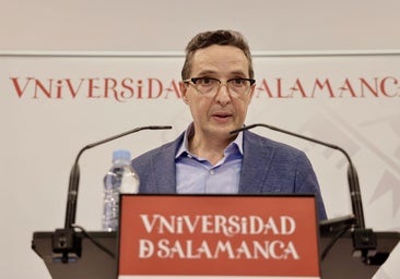 El rector de Salamanca atribuye a «intereses de naturaleza política» la «persecución sin precedentes» que asegura sufrir