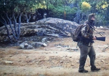 Detenido un furtivo mientras cazaba con un rifle con silenciador en una finca de Nombela