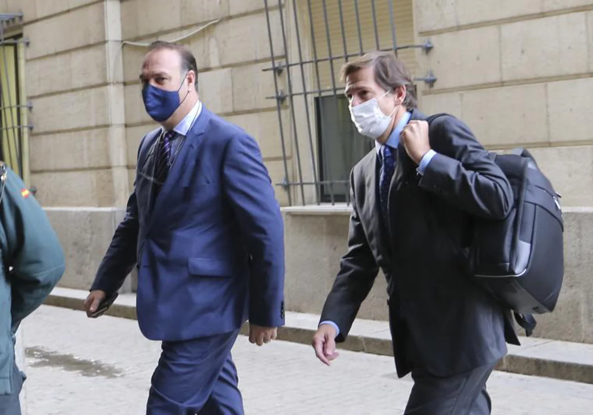 El presidente de Isofotón, Ángel Luis Serrano, con mascarilla azul, antes de entrar en los juzgados de instrucción de Sevilla en 2020