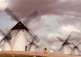 Proponen incluir un molino de viento en la bandera de Castilla-La Mancha