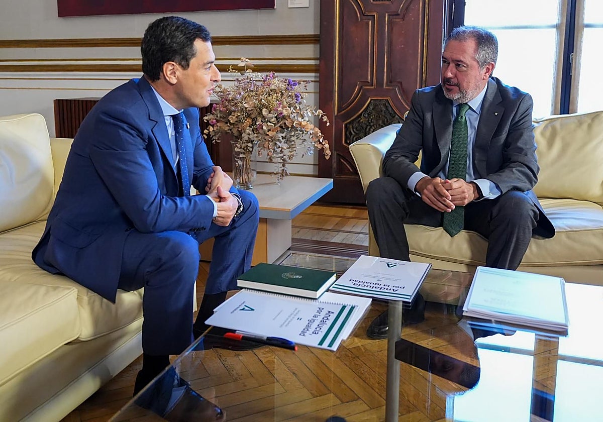 Juanma Moreno y Juan Espadas durante su reunión