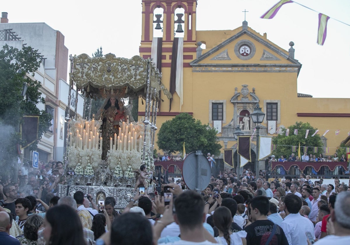 Fachada de la iglesia conventual de San Cayetano, ahora santuario del Carmen, el día de la procesión de la Virgen del Carmen