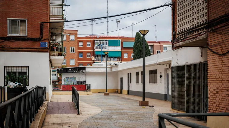 Al fondo, la puerta de atrás del bar La Octava, en la zona de Los Santos