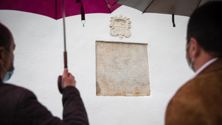 En un lateral hay una placa que conmemora la celebración de la primera misa tras la Reconquista