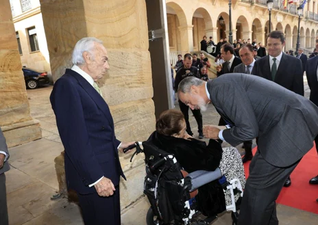 Imagen secundaria 1 - Don Felipe ha recibido un cálido recibimiento a su llegada a Soria, donde además de numerosos público, aguardaban los niños de dos colegios de Primaria de la ciudad (La Arboleda y Trilema) que han presentado sendos murales conmemorativos. A las puertas del Palacio de la Audiencia, donde se ha celebrado el acto, ya aguardaban también los Duques de Soria, Carlos Zurita y Margarita de Borbón, tíos del Rey. Además del I Permio Internacional del Hispanismo, el Monarca ha entregado al arquitecto británico David Chipperfield el título de 'Valedor del Hispanismo'