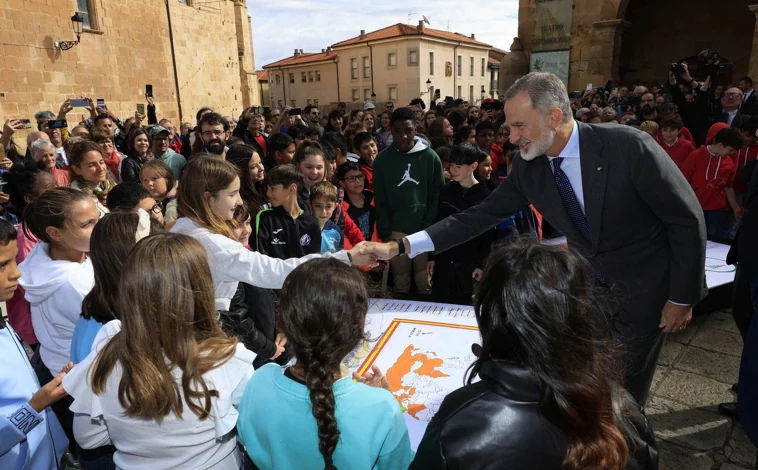 Imagen principal - Don Felipe ha recibido un cálido recibimiento a su llegada a Soria, donde además de numerosos público, aguardaban los niños de dos colegios de Primaria de la ciudad (La Arboleda y Trilema) que han presentado sendos murales conmemorativos. A las puertas del Palacio de la Audiencia, donde se ha celebrado el acto, ya aguardaban también los Duques de Soria, Carlos Zurita y Margarita de Borbón, tíos del Rey. Además del I Permio Internacional del Hispanismo, el Monarca ha entregado al arquitecto británico David Chipperfield el título de 'Valedor del Hispanismo'