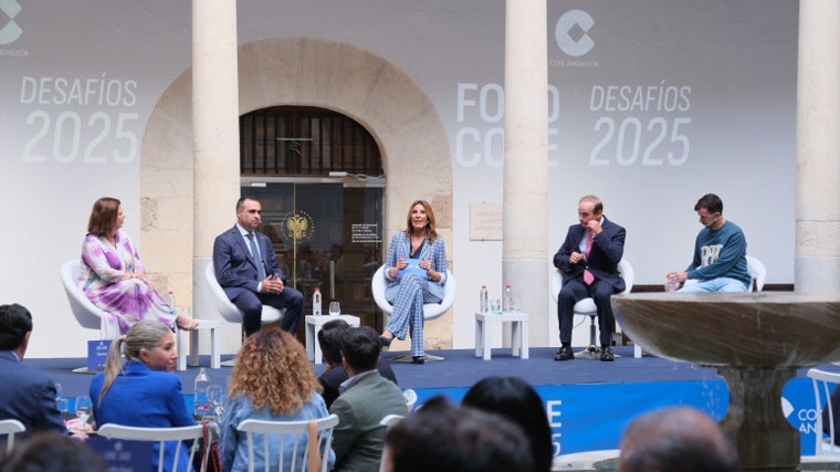 Participantes en la mesa redonda sobre turismo