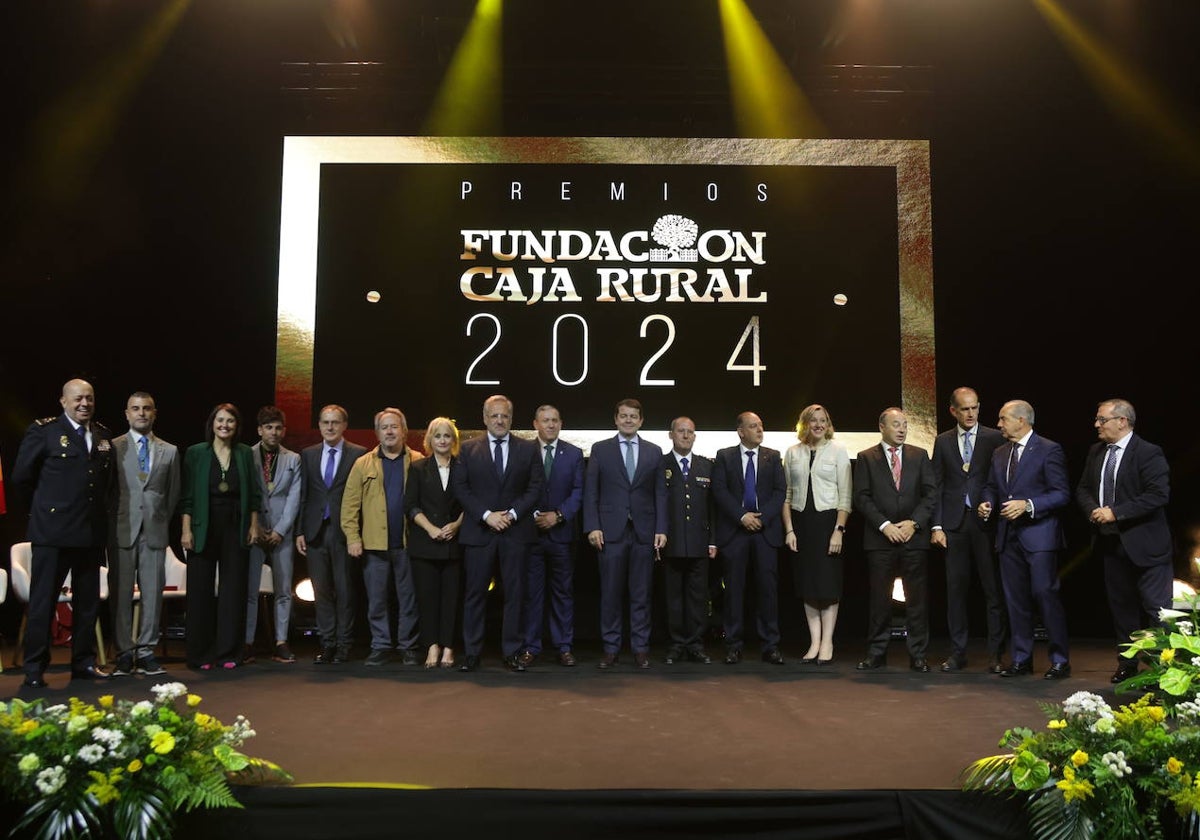 Foto de familia de las autoridades con los premiados por la Fundación Caja Rural de Zamora