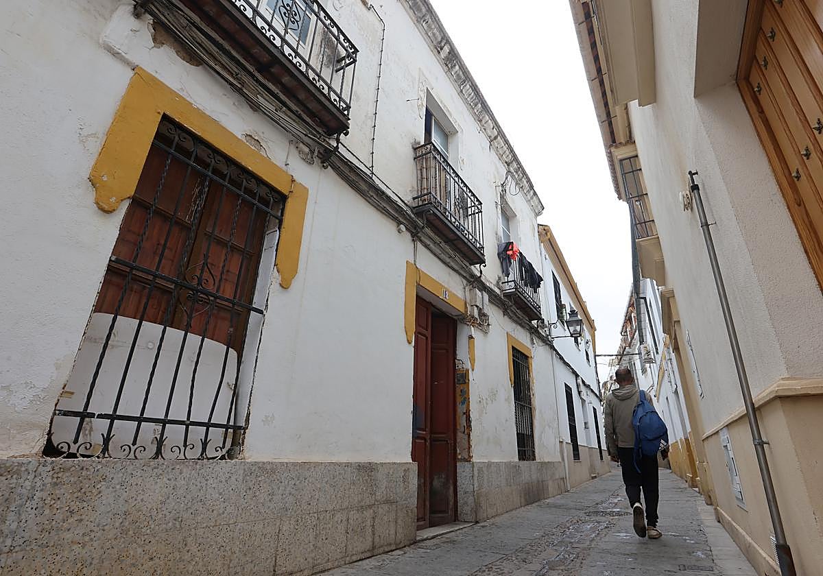 Un vecino pasa por la casa de la calle Humosa foco de la polémica