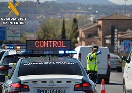 Motos, coches y uniformes, en la exposición sobre los 65 años de la Guardia  Civil de Tráfico en la plaza del Ayuntamiento