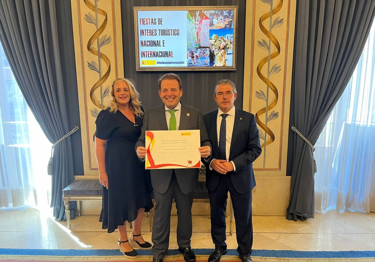 Sarai Herrera, Julián Urbano y Manuel Murillo, con el diploma de la declaración, en Madrid