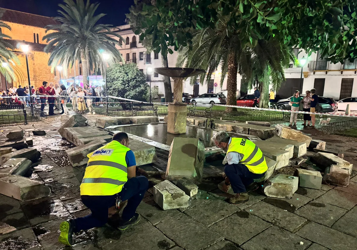 Personal municipal en la fuente, este viernes por la noche