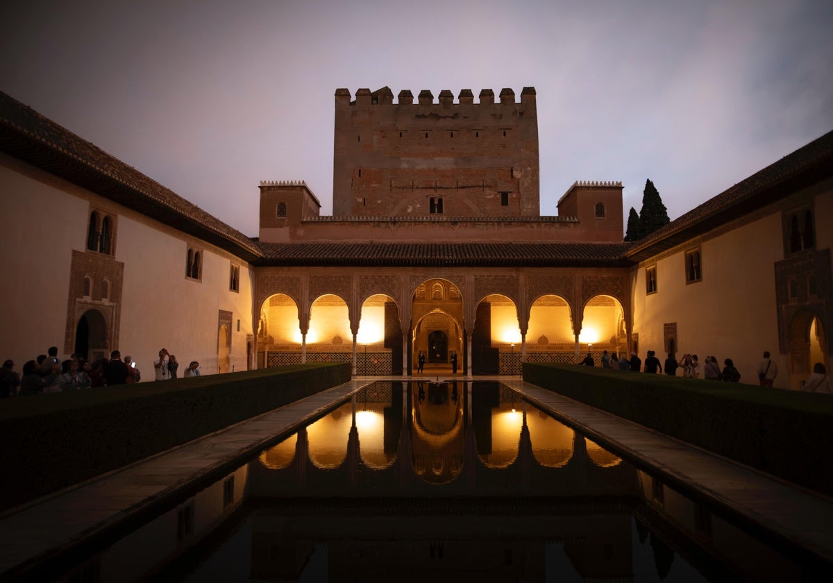 El patio de los Arrayanes o de Comares, fascinante con las primeras luces del alba