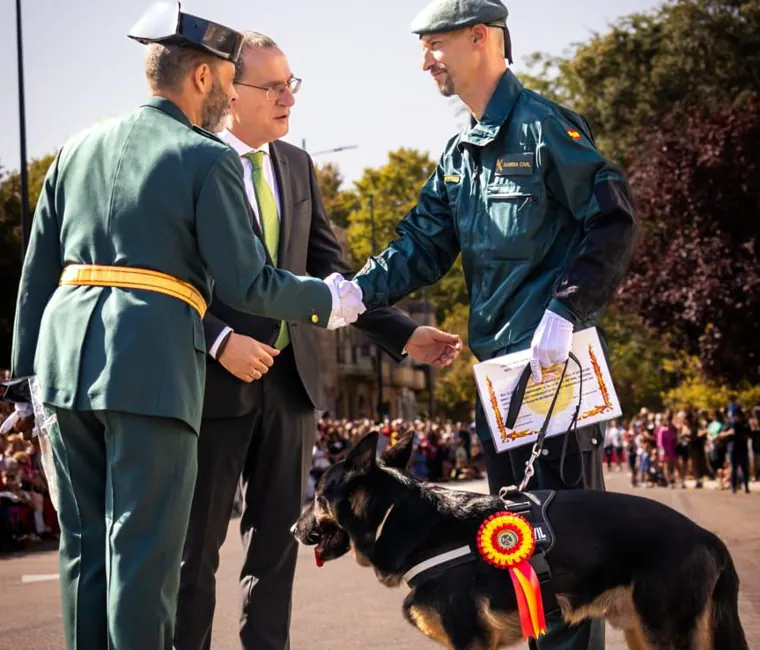 Donald, junto al agente Dámaso, recibe la Mención de Honor al Mérito Canino de la Guardia Civil