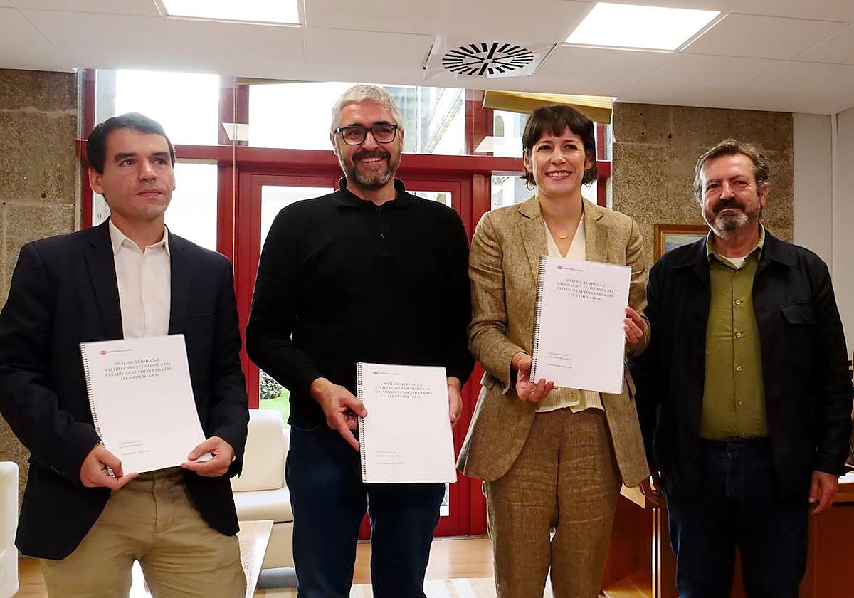 Pontón, junto a los autores del estudio, este viernes, en Santiago