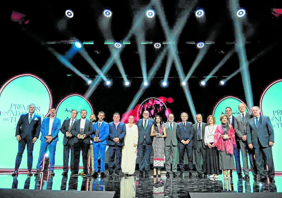 Foto de familia de los premiados, este jueves en Carmona