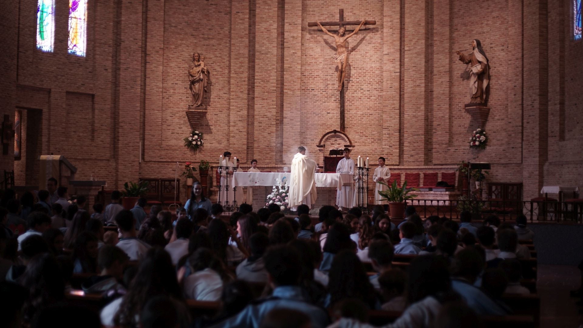 El colegio Tavera peregrina a la parroquia de Santa Teresa de Toledo