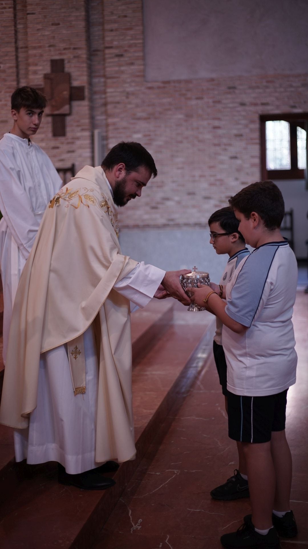 El colegio Tavera peregrina a la parroquia de Santa Teresa de Toledo