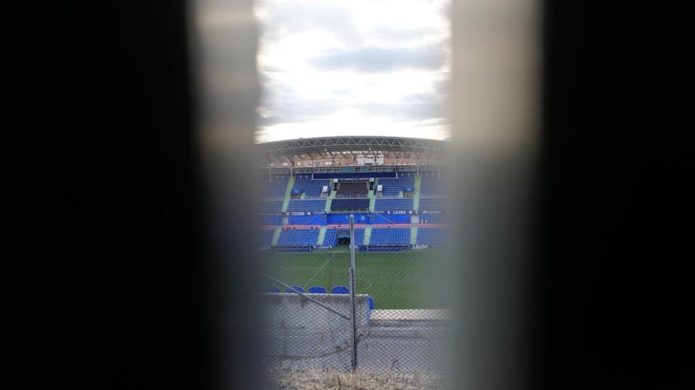 Vistas desde los resquicios que deja la valla exterior del estadio