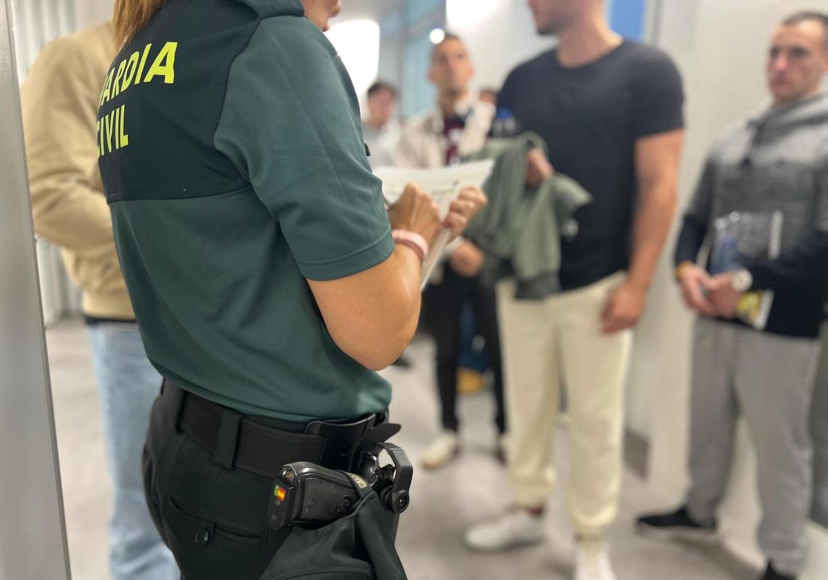 Un total de 26.332 personas opositan este fin de semana en toda España a una de las 2.721 plazas para la escala de cabos y guardias de la Guardia Civil