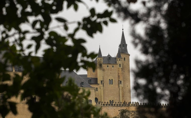 Imagen principal - Arriba, vista exterior del Alcázar de Segovia. Sobre estas líneas, placa que luce la actual iglesia de San Miguel y el salón del trono en el Alcázar