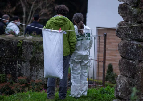 Imagen secundaria 1 - Sobre estas líneas, imágenes del registro que los agentes de la Guardia Civil realizaron, en compañía de un antropólogo forense, para recuperar los restos óseos de la víctima.