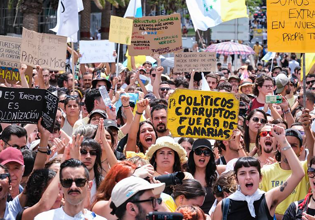 Miles de personas el 20A en la manifestación bajo el lema «Canarias tiene un límite» en Santa Cruz de Tenerife