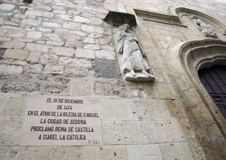 Imagen secundaria 1 - Arriba, vista exterior del Alcázar de Segovia. Sobre estas líneas, placa que luce la actual iglesia de San Miguel y el salón del trono en el Alcázar