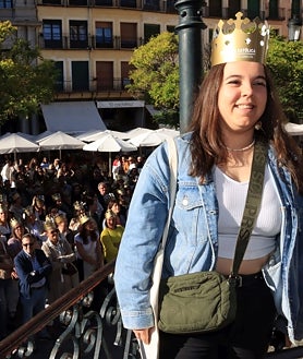 Imagen secundaria 2 - Desde la más pequeña, de tan sólo 26 días, junto a su orgullosa tía, a mujeres que hasta se han ataviado para la ocasión, más de 200 Isabel, María Isabel, Isa, Ysabel... han acudido a la llamada con motivo de la proclamación como Reina de Isabel la Católica en Segovia hace casi 550 años