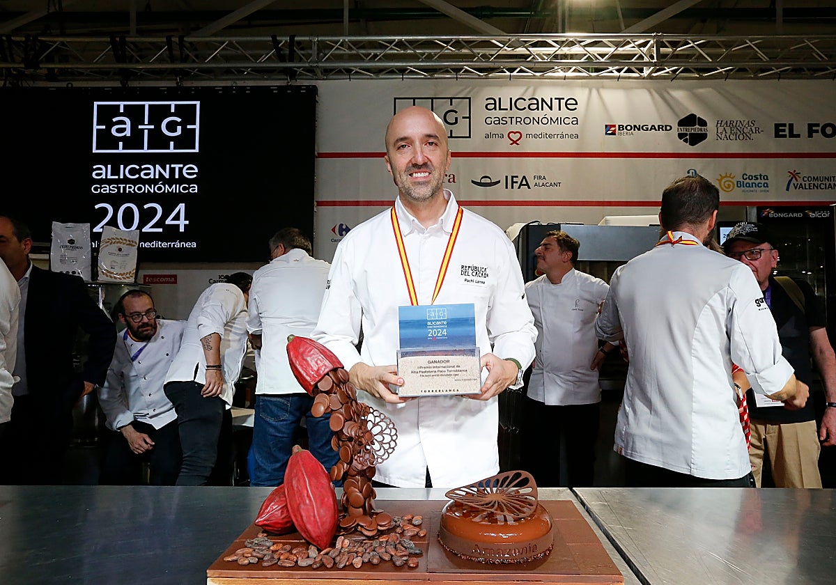 Imagen del cocinero Pachi Larrea con su propuesta elegida como mejor tarta de chocolate del mundo