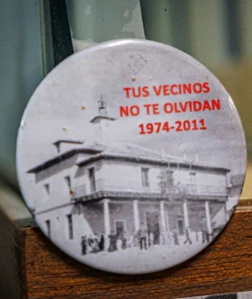 Imagen secundaria 2 - Arriba, la mesa del alcalde que se utilizaba en el antiguo Ayuntamiento de Vicálvaro, con todos sus elementos. Abajo, izquierda, Valentín González con una camiseta reivindicativa. Derecha, una chapa con la imagen de la antigua Casa Consistorial