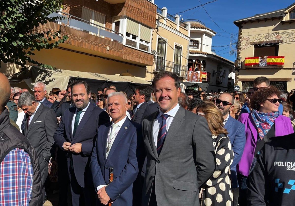 El alcalde de Urda, Manuel Galán, flanqueado por los presidentes regional y provincial del PP