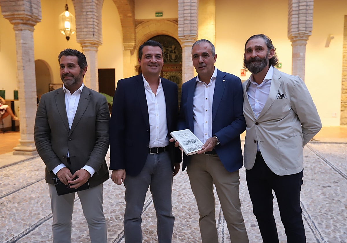 José Luis Varona, segundo por la derecha, junto al alcalde de Córdoba  José María Bellido