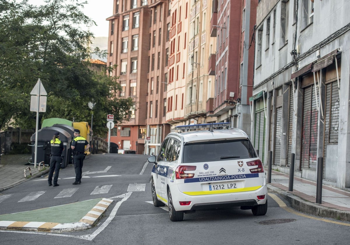 La policía ha cortado el acceso a la calle Zubileta de Barakaldo