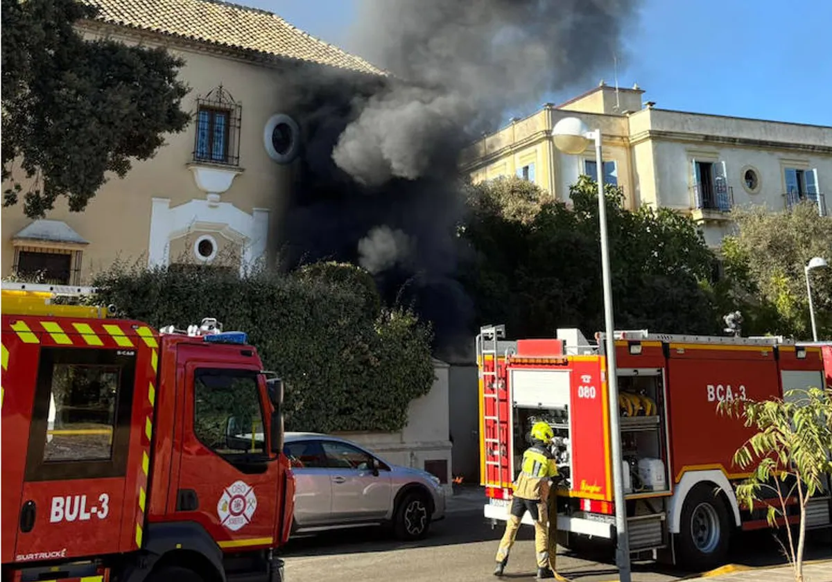 Bomberos en los trabajos de extinción del incendio en un chalé de El Brillante