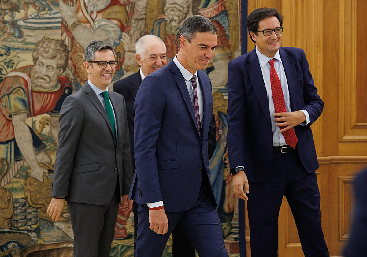 El ministro de la Presidencia, Relaciones con las Cortes y Justicia, Félix Bolaños; el presidente del Tribunal Constitucional, Cándido Conde-Pumpido; el presidente del Gobierno, Pedro Sánchez y el ministro para la Transformación Digital y de la Función Pública, Óscar López, durante el acto de toma de posesión de este ante el Rey, el 6 de septiembre