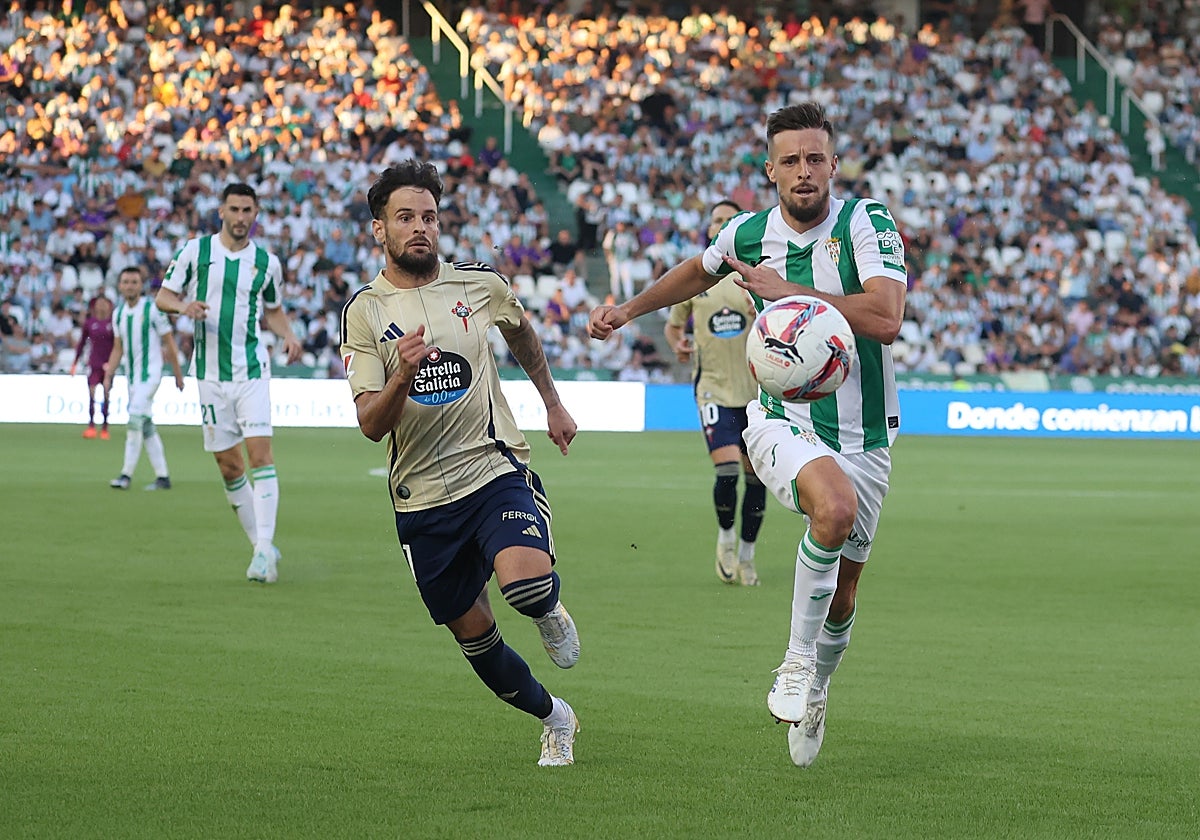 Genaro persigue el balón ante un rival del Racing de Ferrol