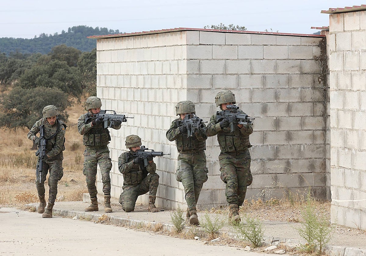 Fotos: Los militares de la BRI X se adiestran para sus misiones en el Líbano y Letonia