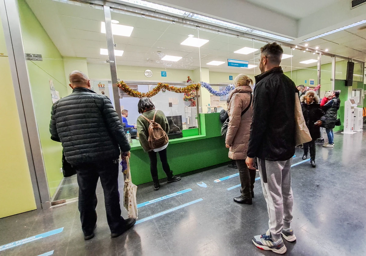 Colas para la vacunación contra la gripe en un centro de salud