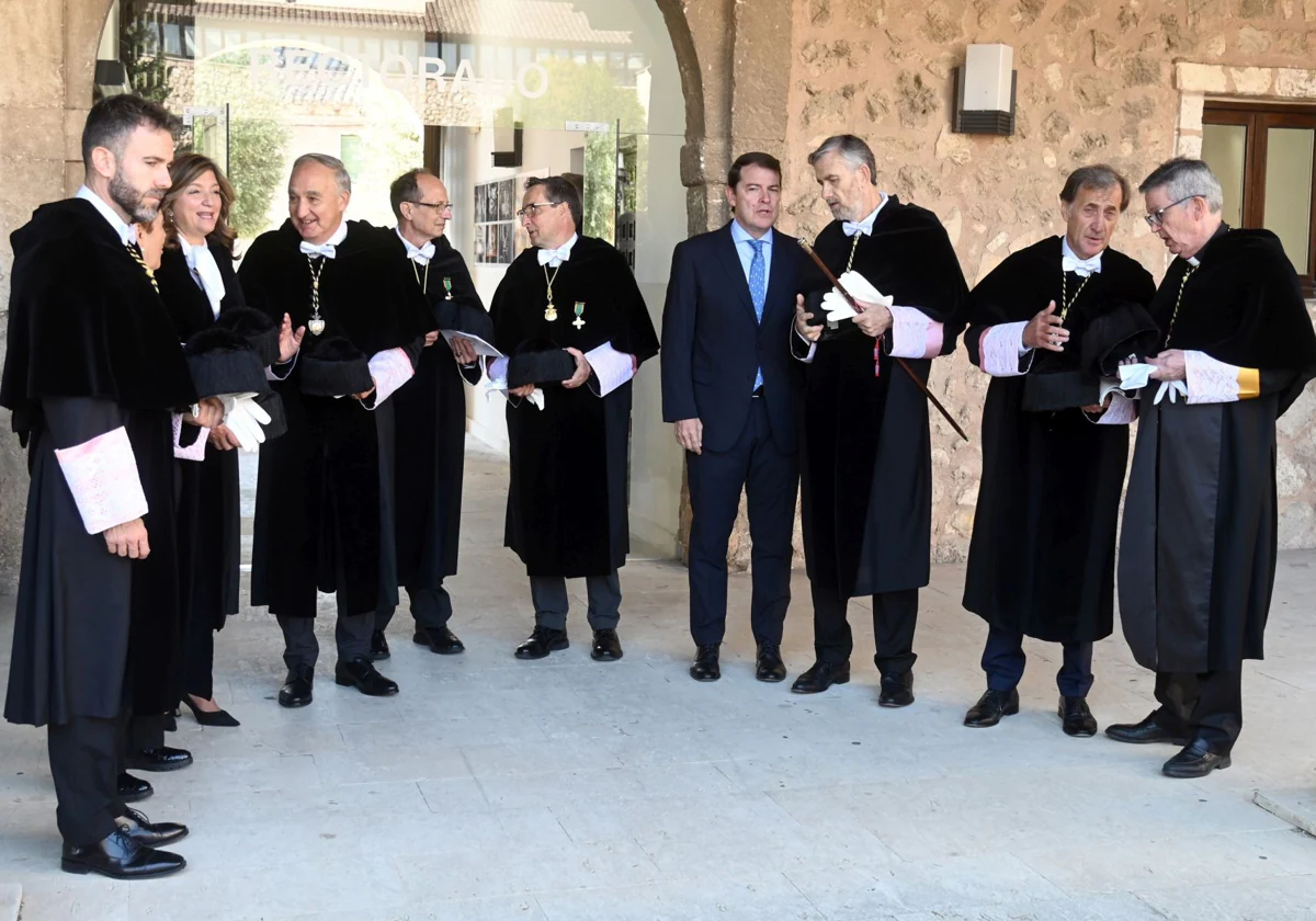 El presidente de la Junta de Castilla y León, junto a los rectores de las universidades públicas en la apertura del curso en Burgos