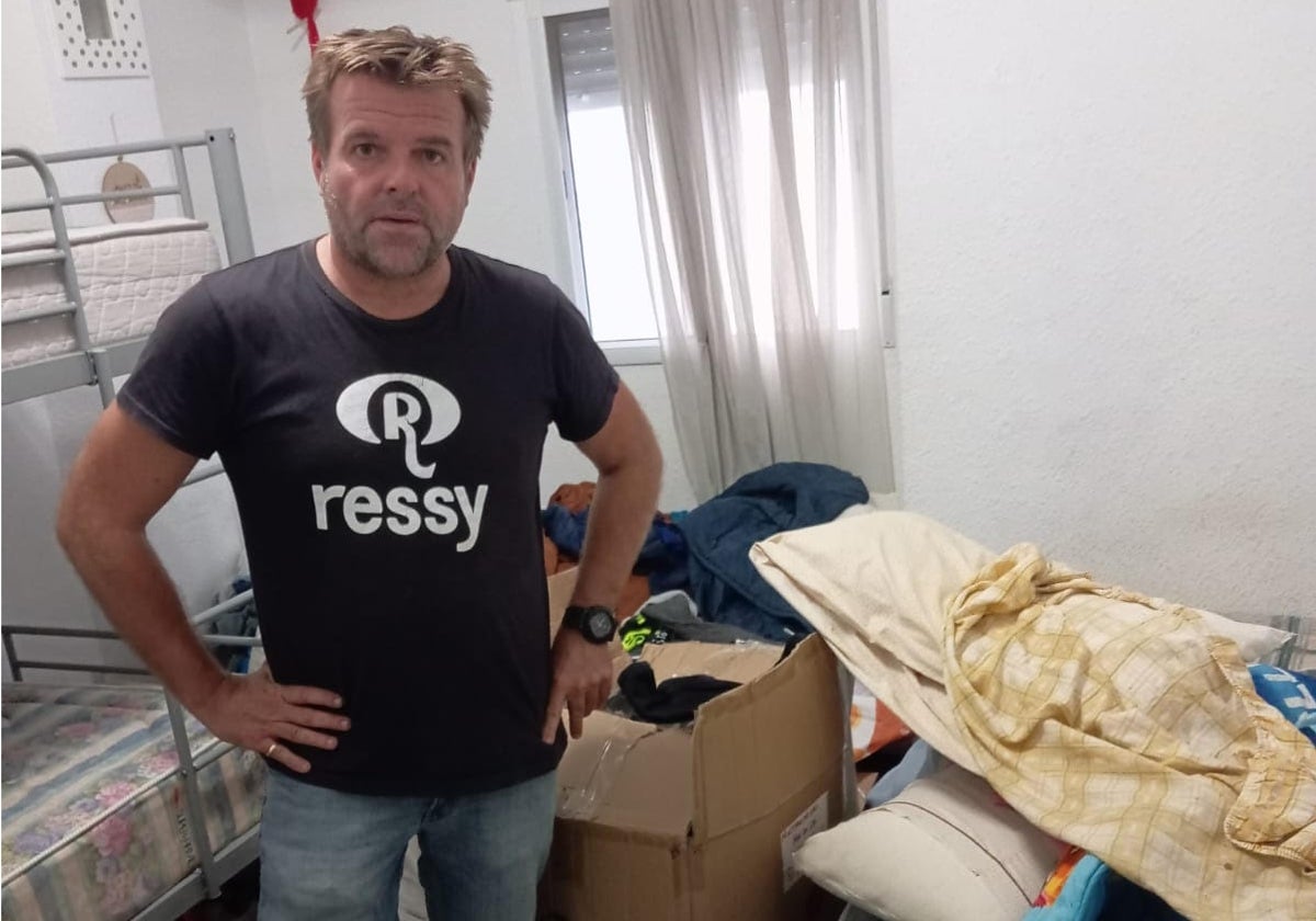 Imagen de José después de recuperar su vivienda okupada en Valencia